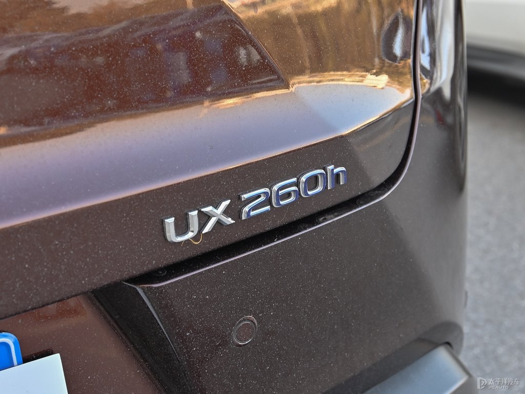 琥珀色雷克薩斯UX車尾外觀圖片