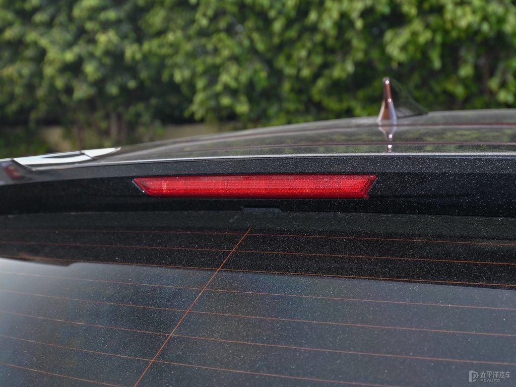 琥珀色雷克薩斯UX車尾外觀圖片