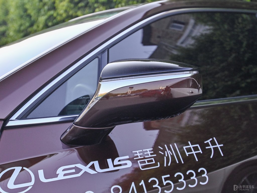 琥珀色雷克薩斯UX車身外觀圖片