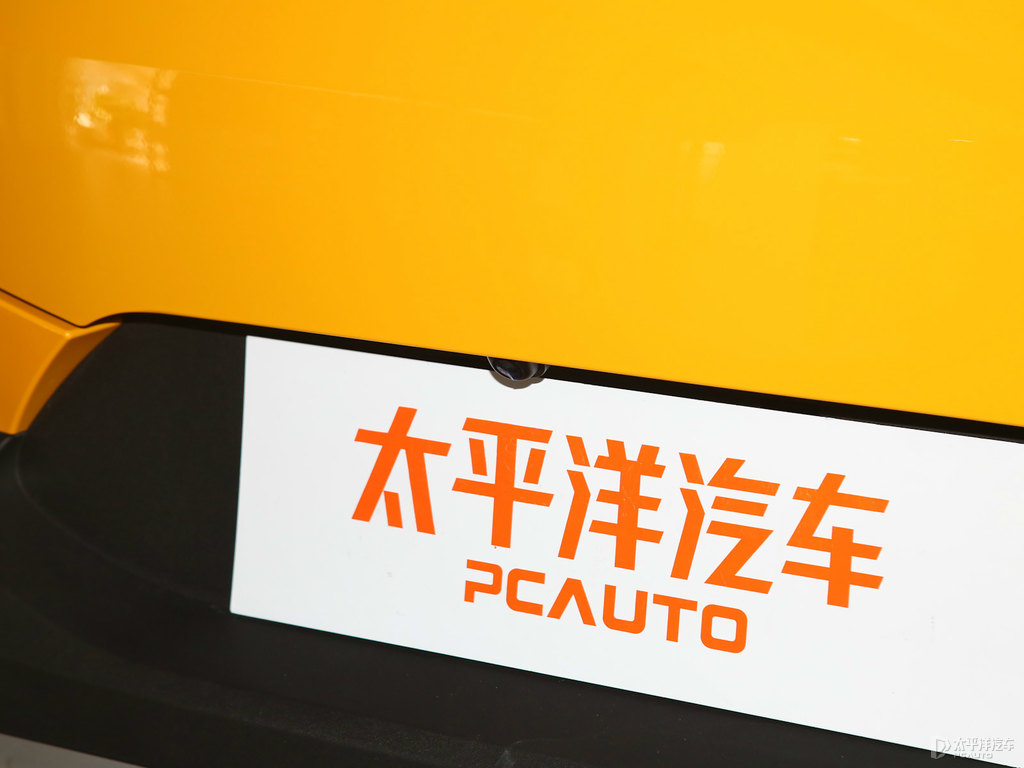 律動黃+黑頂奕跑車尾外觀圖片