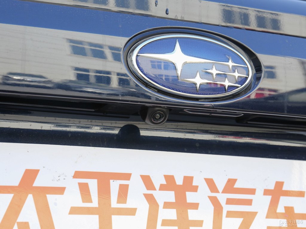 午夜珠光藍斯巴魯XV車尾外觀圖片