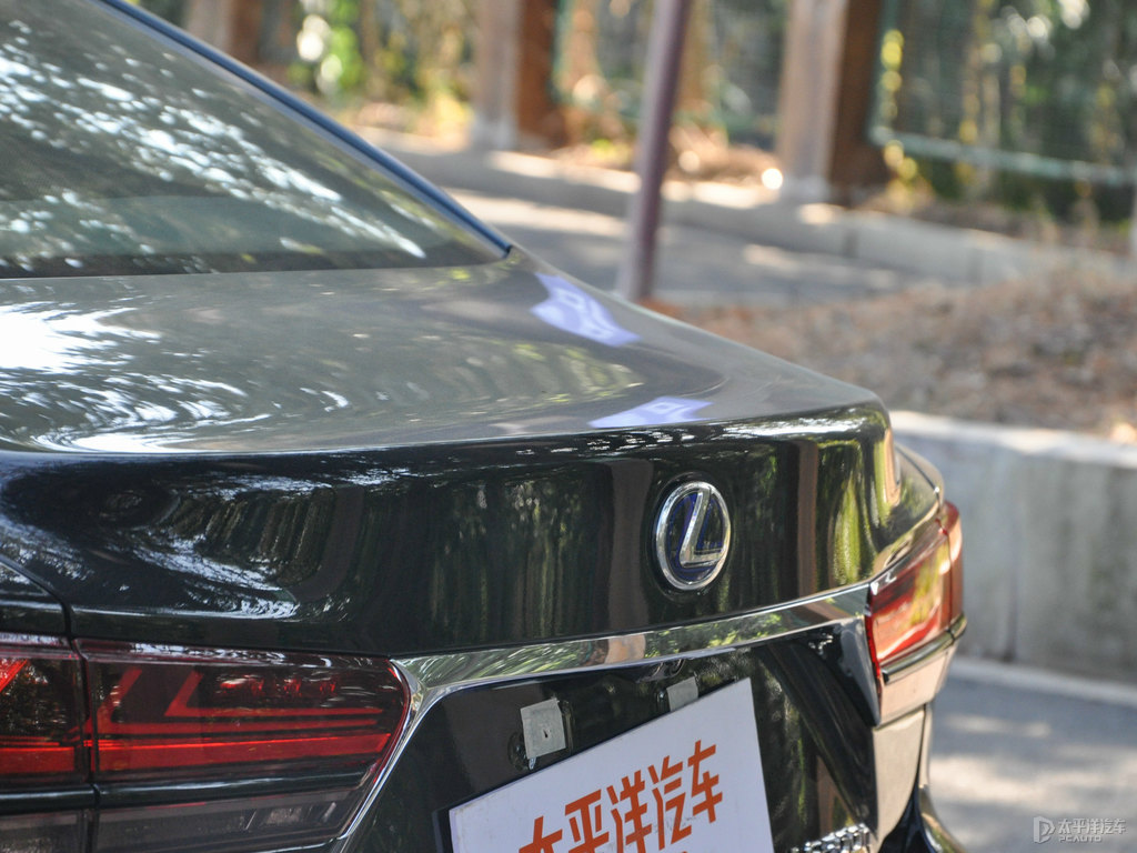 至臻黑雷克薩斯LS車尾外觀圖片