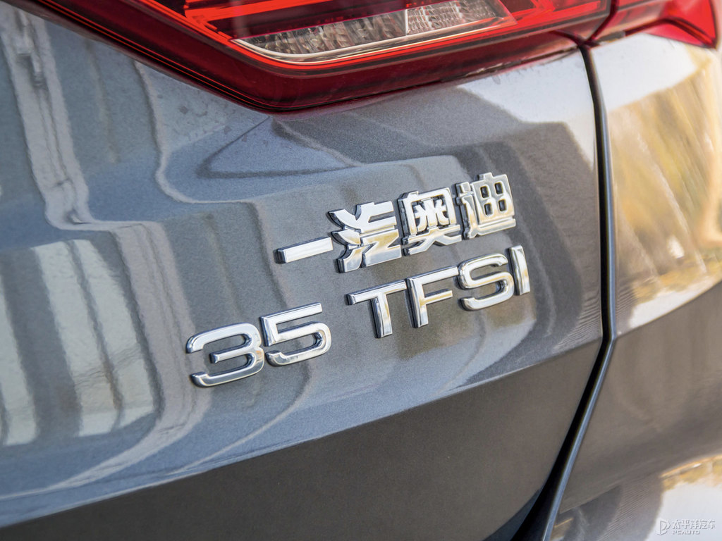 天云灰奧迪Q3車尾外觀圖片