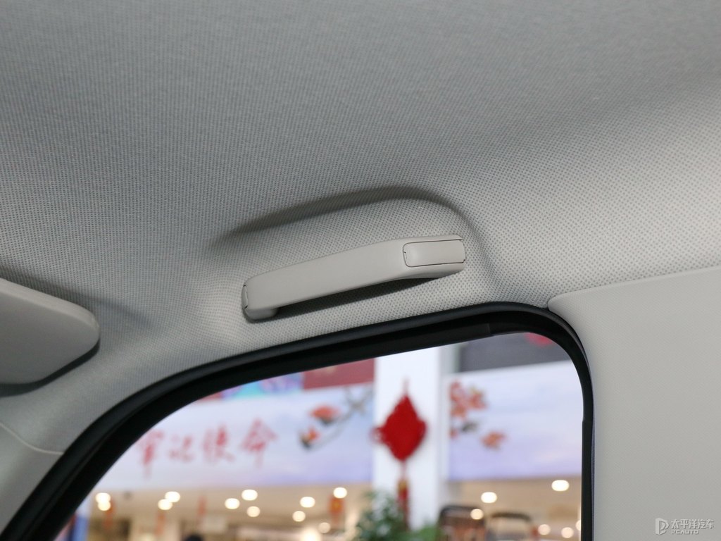 凱庫(kù)拉棕長(zhǎng)安歐尚X70A車(chē)廂內(nèi)飾圖片