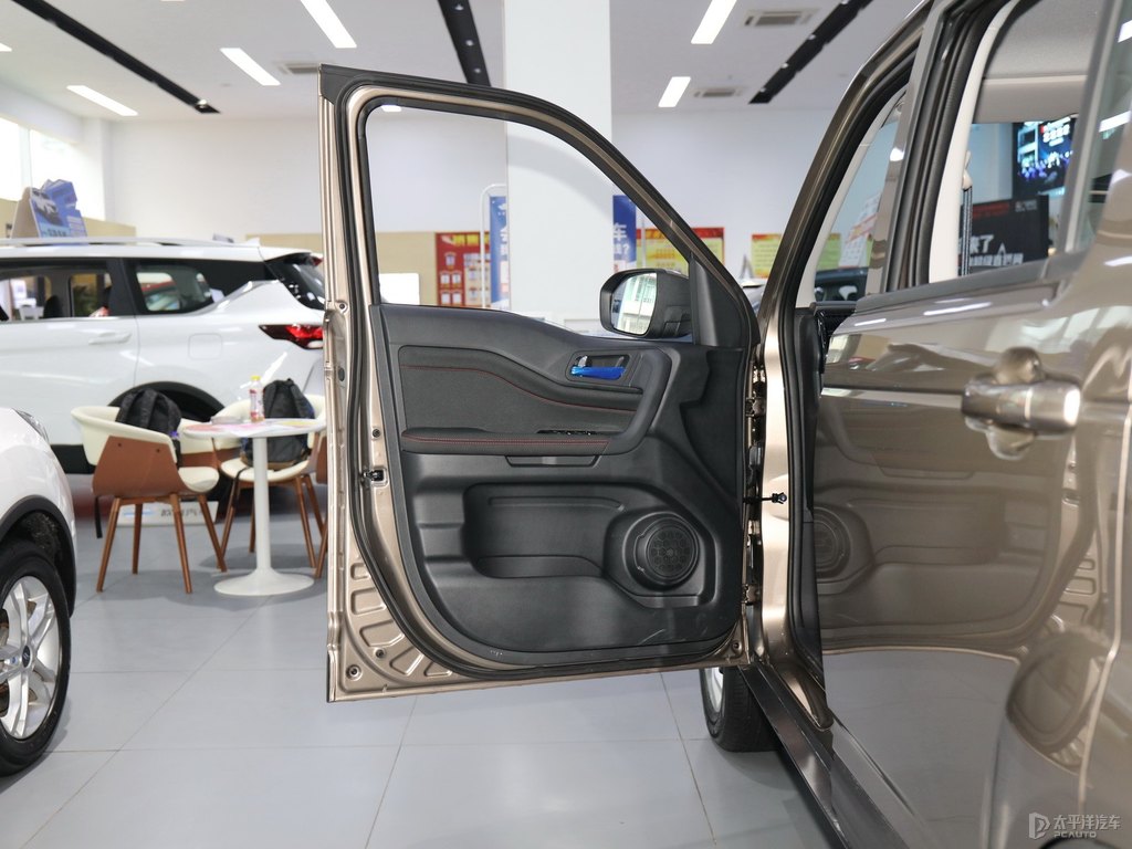凱庫(kù)拉棕長(zhǎng)安歐尚X70A車廂內(nèi)飾圖片
