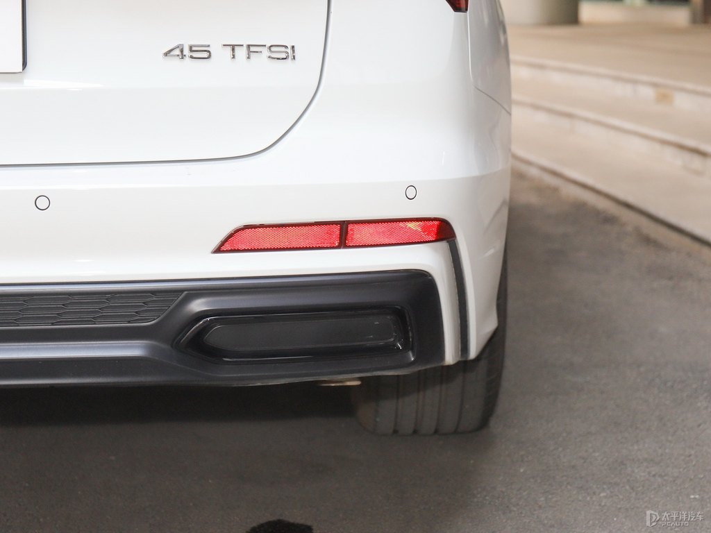 朱鷺白奧迪A6(進(jìn)口)車尾外觀圖片