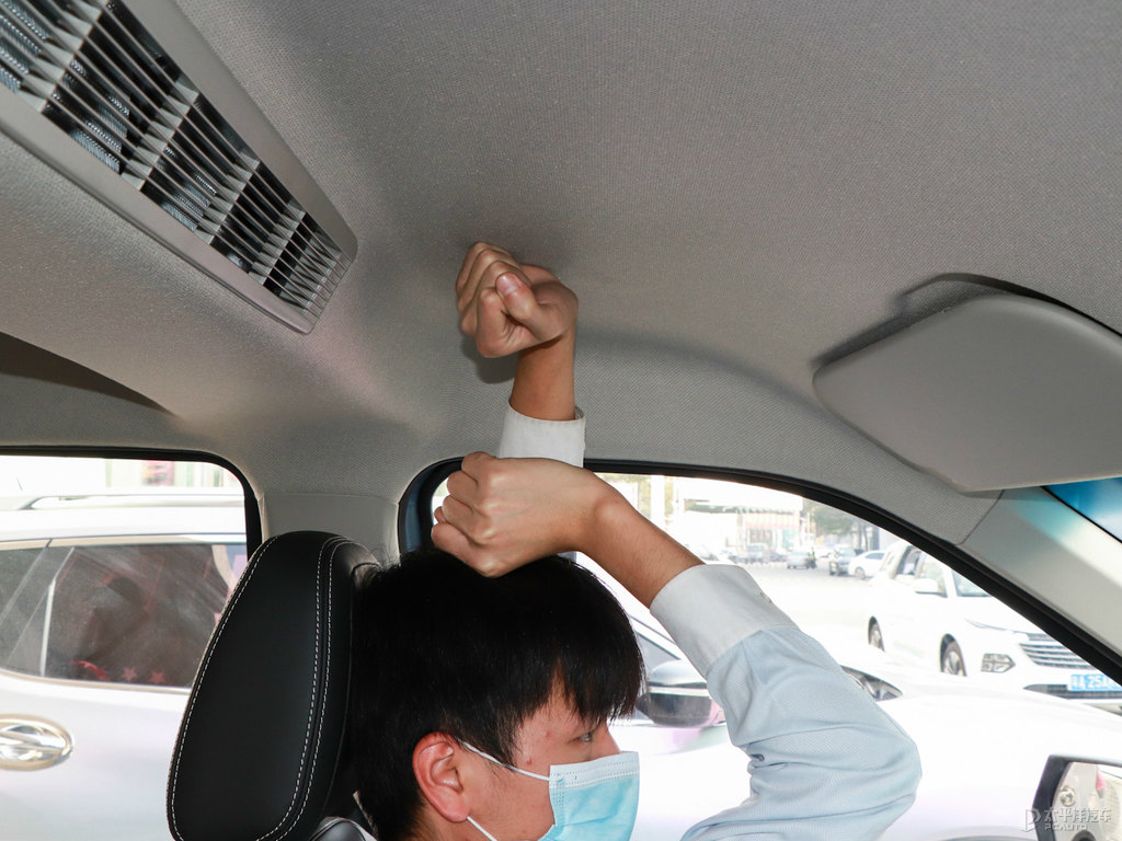 青石藍(lán)五菱宏光PLUS駕乘空間空間圖片
