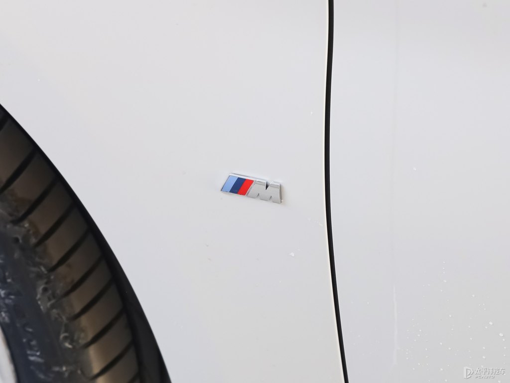 礦石白寶馬1系車身外觀圖片