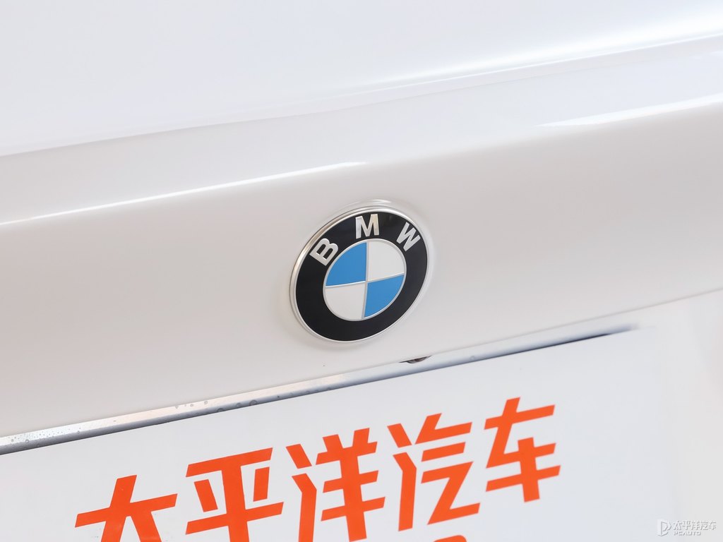 礦石白寶馬1系車尾外觀圖片