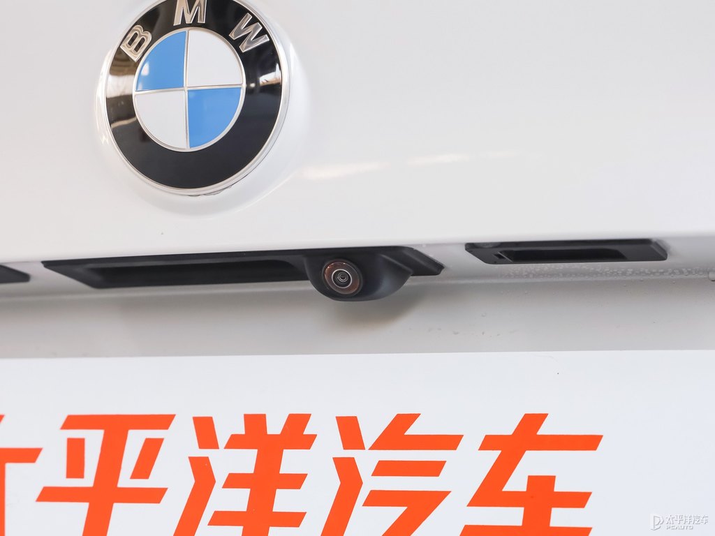 礦石白寶馬1系車尾外觀圖片