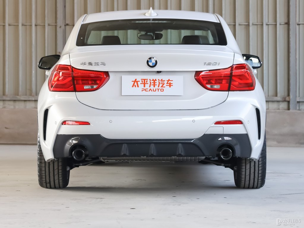 礦石白寶馬1系車尾外觀圖片