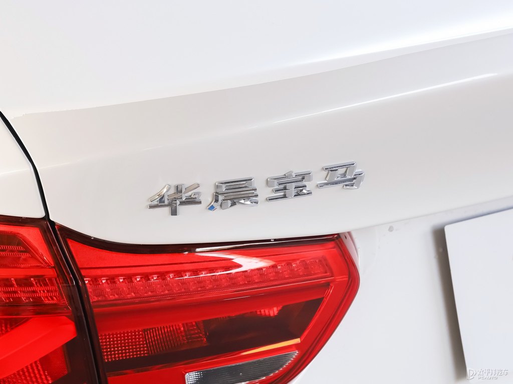 礦石白寶馬1系車尾外觀圖片