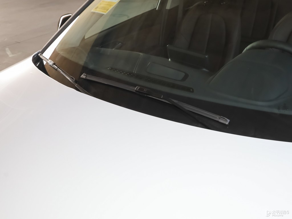 礦石白寶馬1系車身外觀圖片