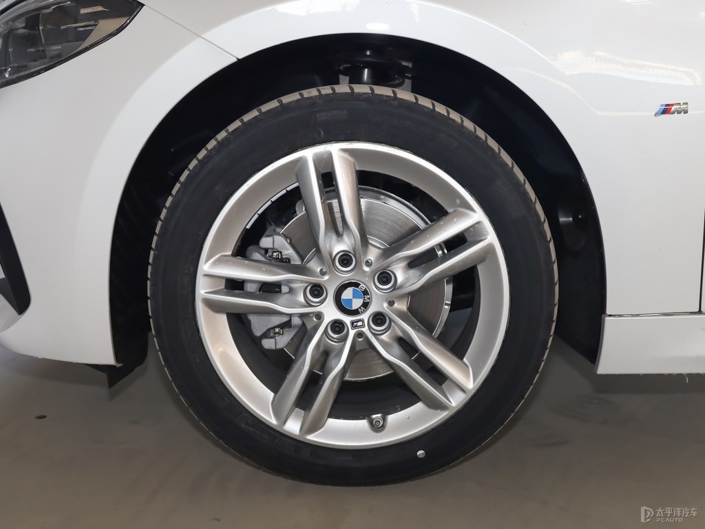 礦石白寶馬1系車身外觀圖片