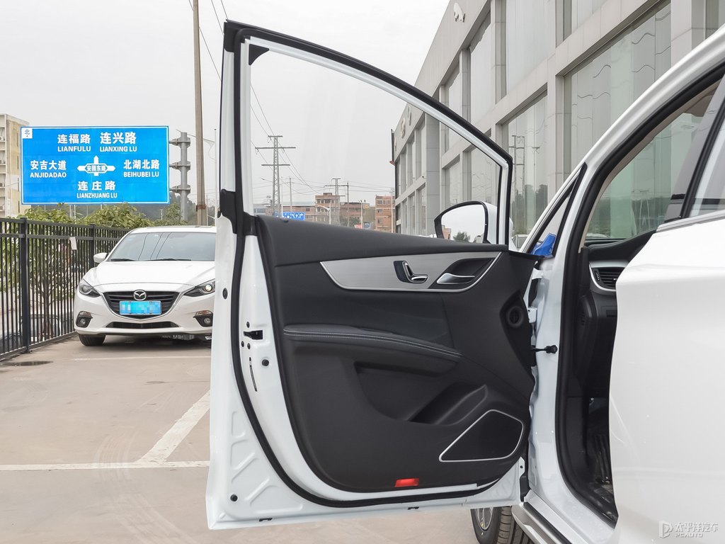 水晶白宋MAX車廂內(nèi)飾圖片