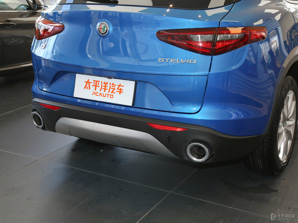 電光藍Stelvio斯坦維車尾外觀圖片