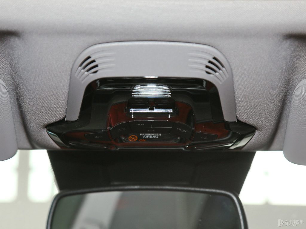 電光藍Stelvio斯坦維車廂內(nèi)飾圖片