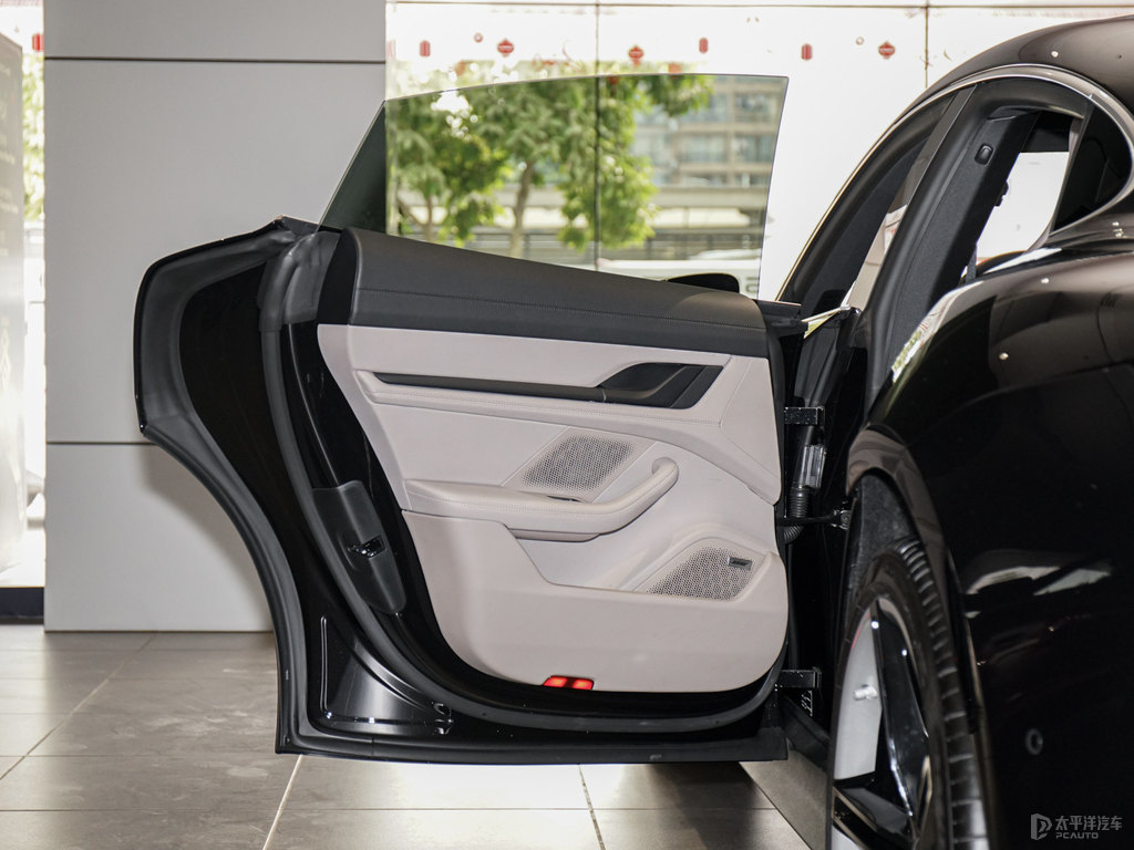 黑玉色Taycan車廂內(nèi)飾圖片