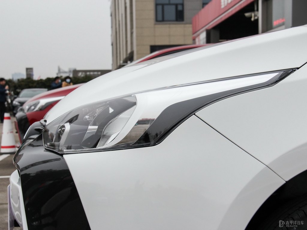 天際白YARiS L 致炫車(chē)頭外觀圖片