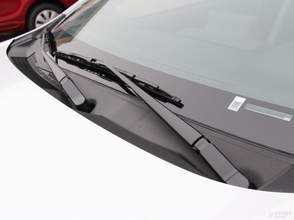 天際白YARiS L 致炫車身外觀圖片