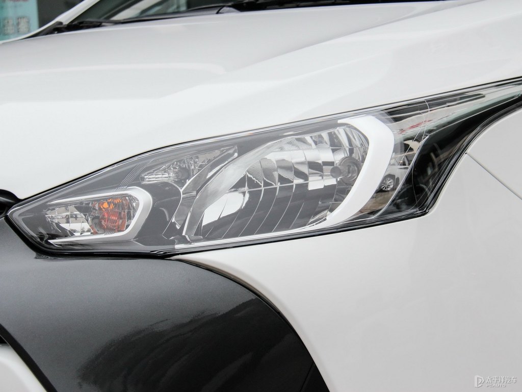 天際白YARiS L 致炫車頭外觀圖片