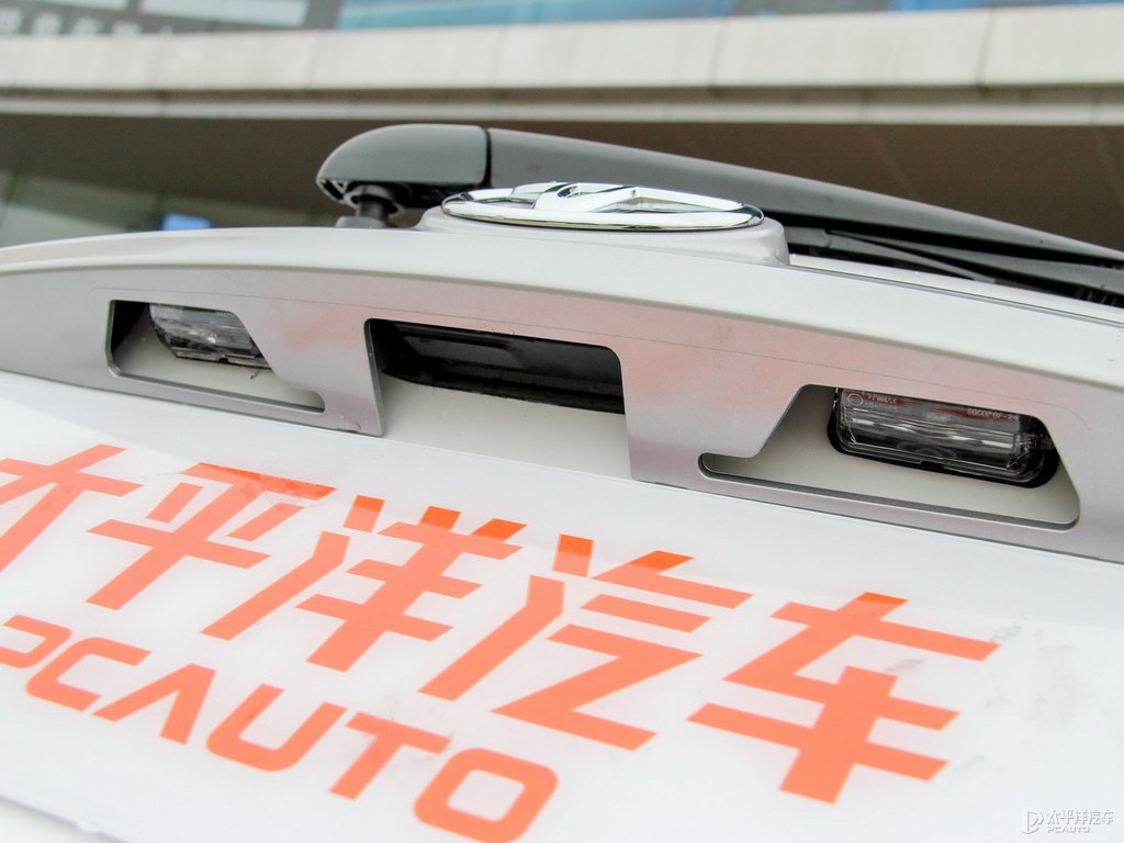 天際白YARiS L 致炫車尾外觀圖片