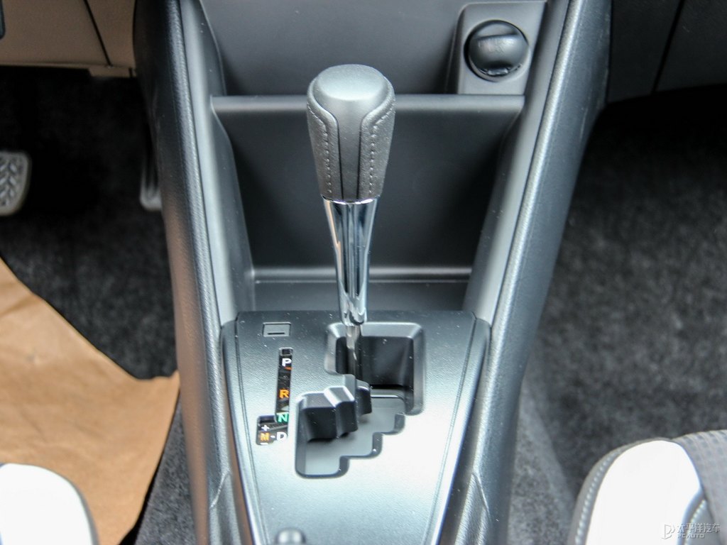 天際白YARiS L 致炫中控內(nèi)飾圖片