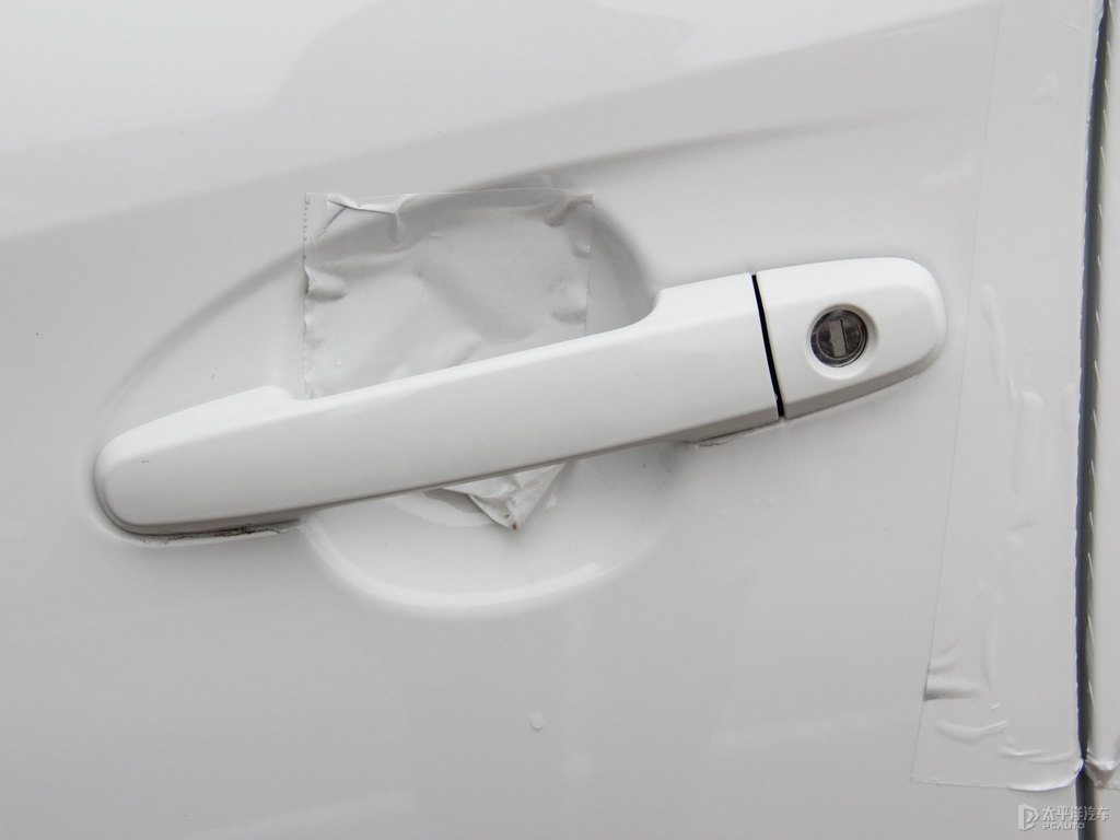 天際白YARiS L 致炫車身外觀圖片