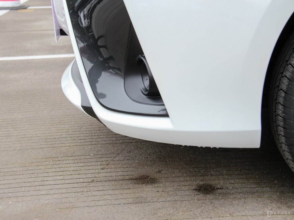 天際白YARiS L 致炫車頭外觀圖片