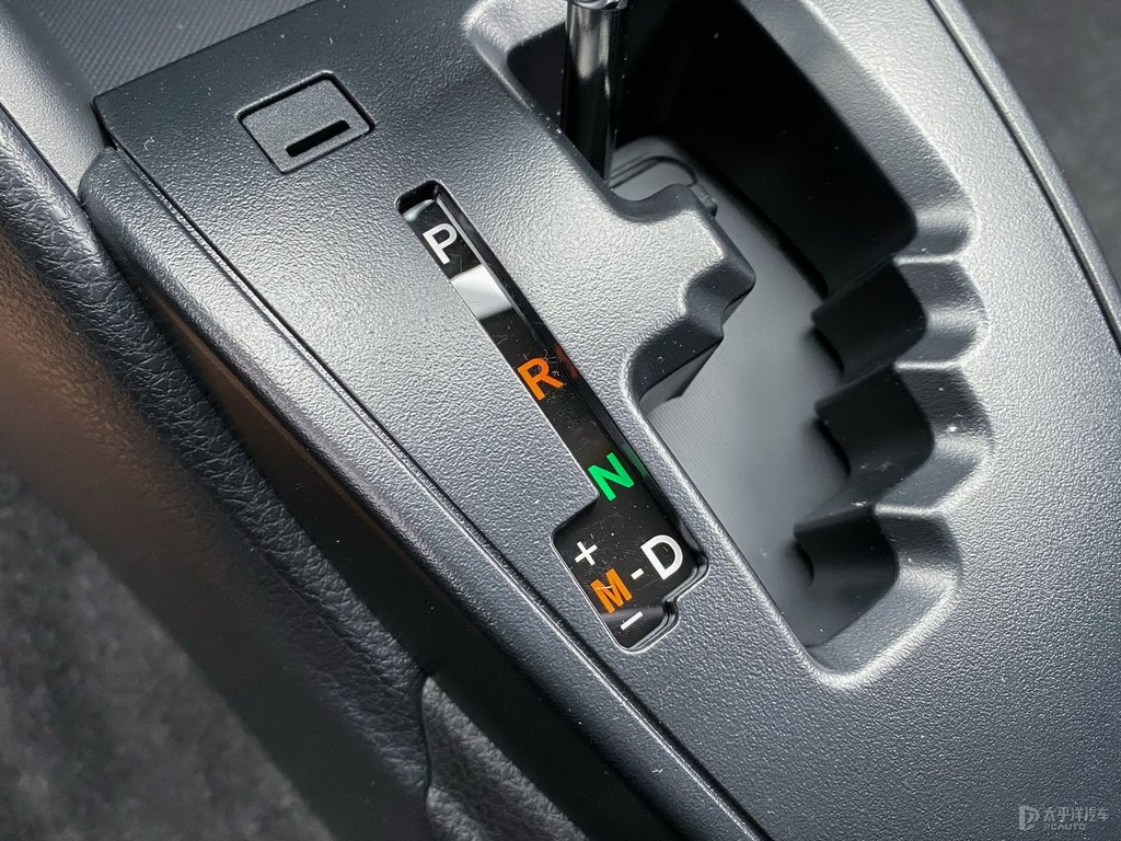 天際白YARiS L 致炫中控內(nèi)飾圖片