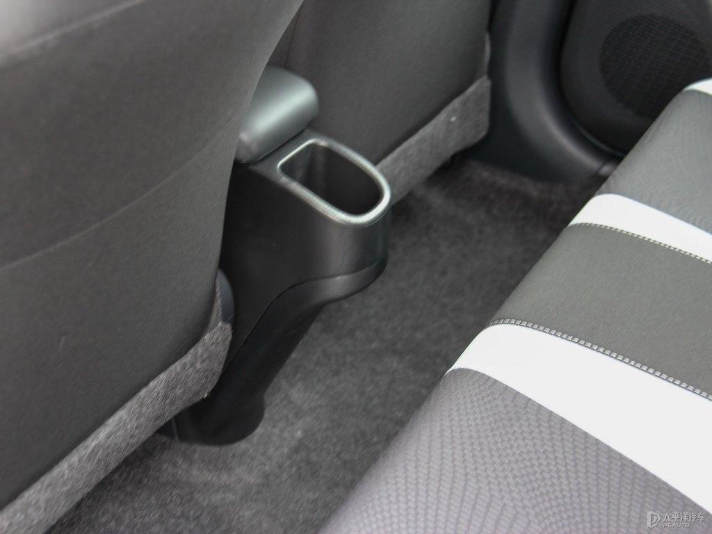 天際白YARiS L 致炫座椅內(nèi)飾圖片