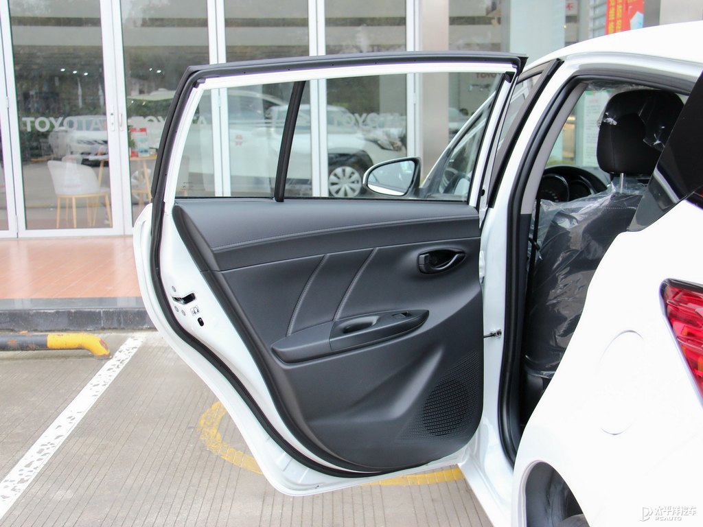 天際白YARiS L 致炫車廂內(nèi)飾圖片