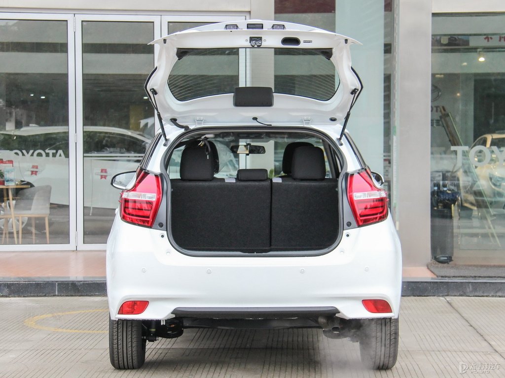 天際白YARiS L 致炫后備廂空間圖片