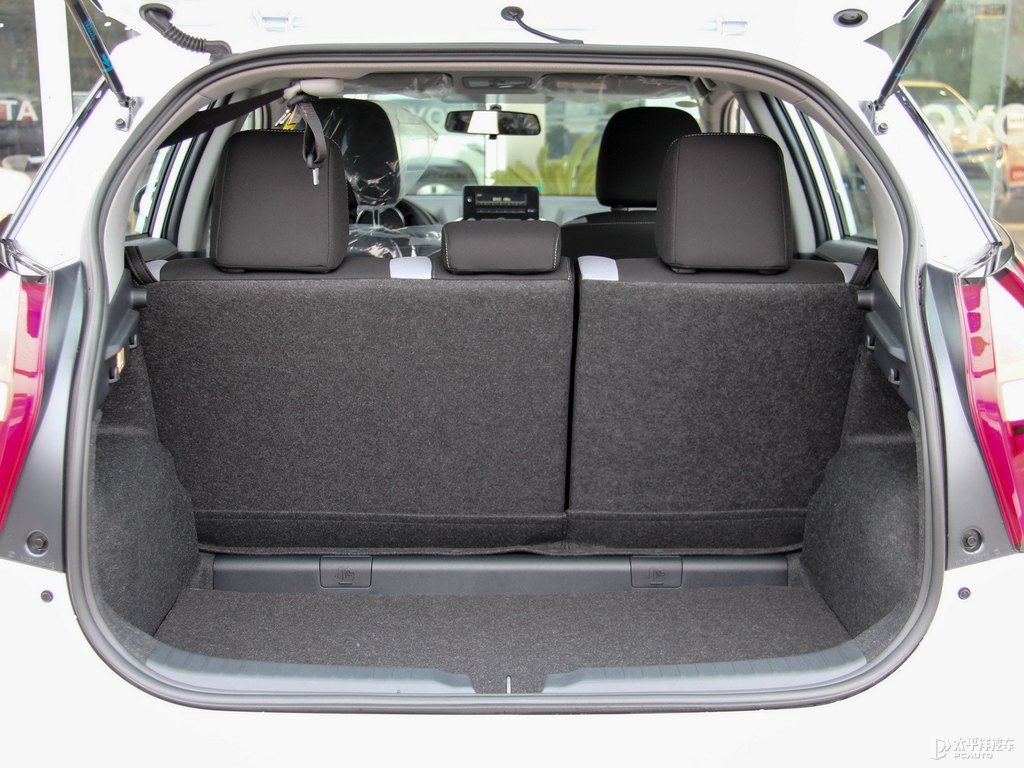 天際白YARiS L 致炫后備廂空間圖片