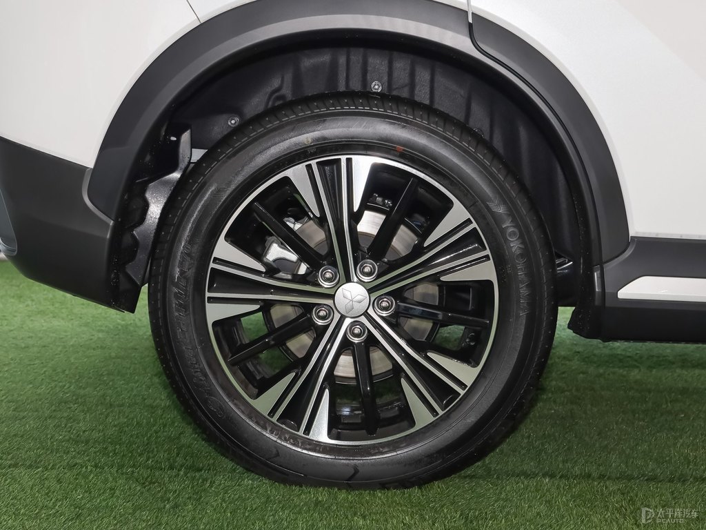 珍珠白奕歌車身外觀圖片