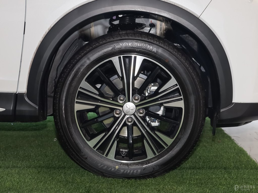 珍珠白奕歌車身外觀圖片