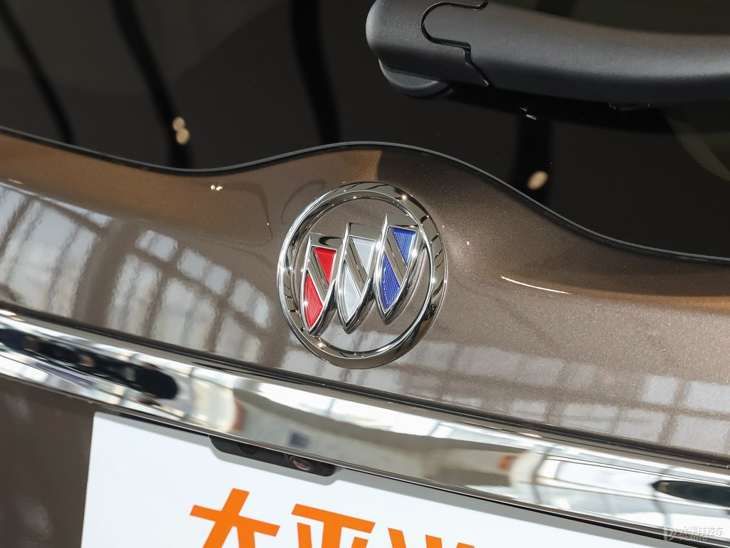 琥珀金別克GL8車尾外觀圖片