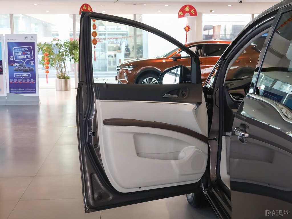 琥珀金別克GL8車廂內飾圖片