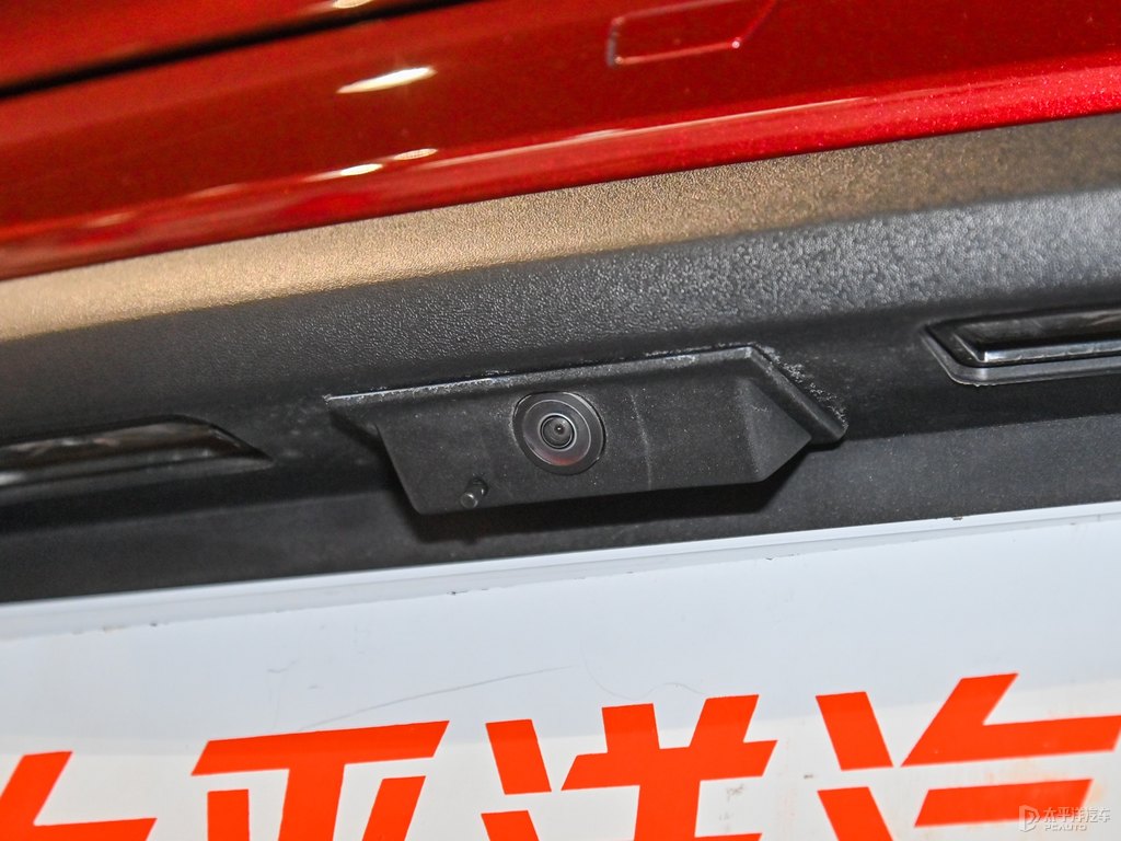 車?yán)遄蛹tTaycan車尾外觀圖片