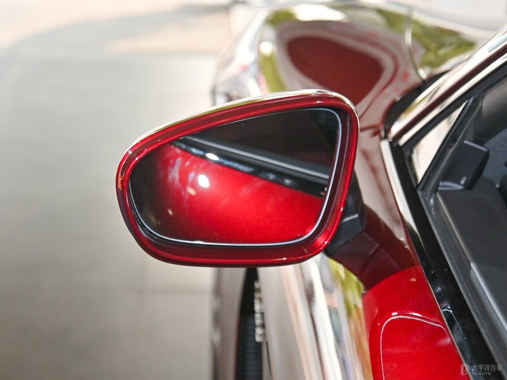 車(chē)?yán)遄蛹tTaycan車(chē)身外觀圖片