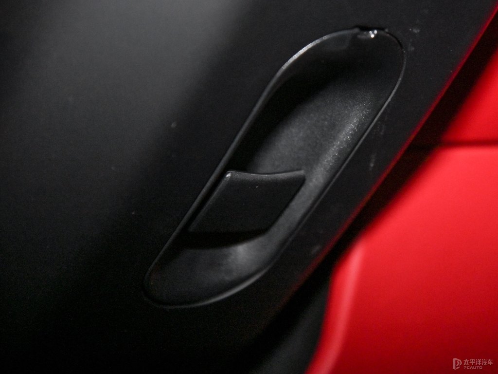 車?yán)遄蛹tTaycan中控內(nèi)飾圖片