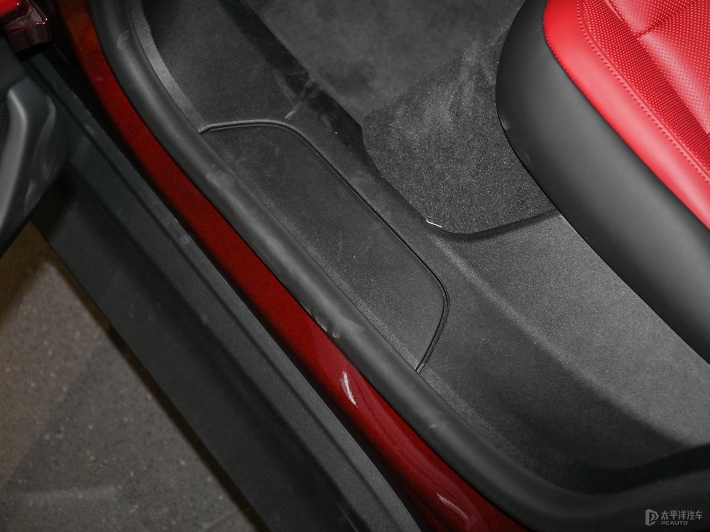 車?yán)遄蛹tTaycan車廂內(nèi)飾圖片