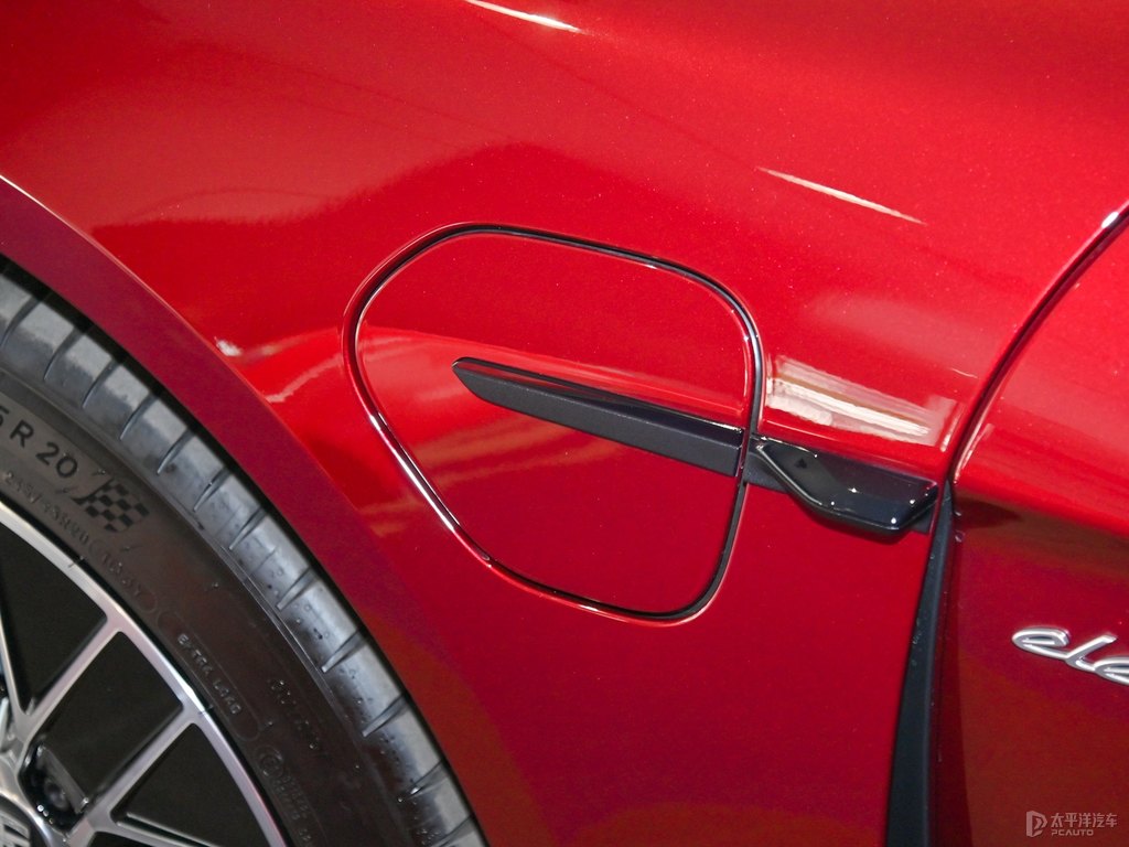 車?yán)遄蛹tTaycan車身外觀圖片