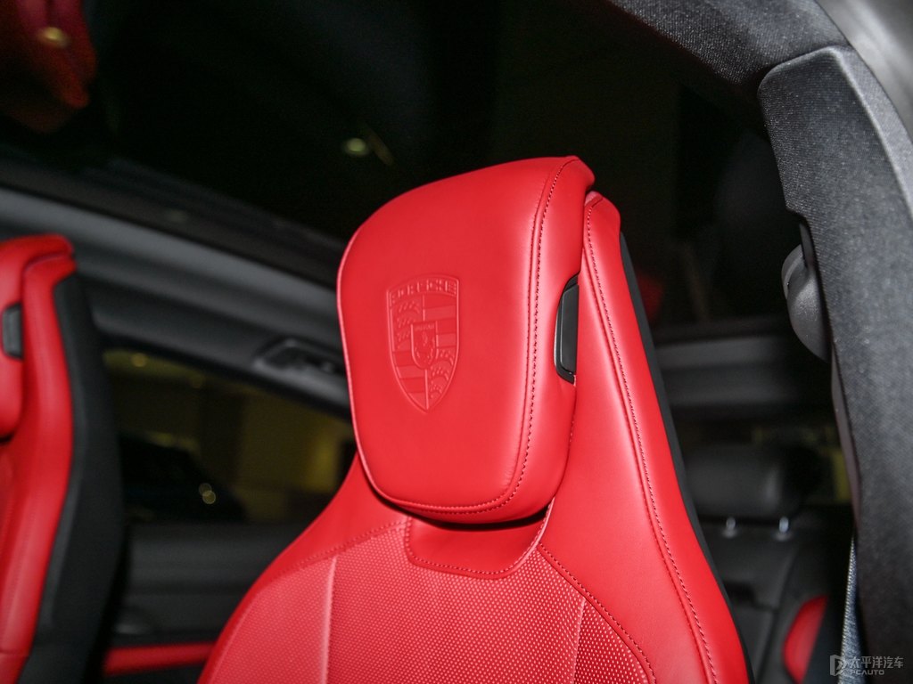 車?yán)遄蛹tTaycan座椅內(nèi)飾圖片