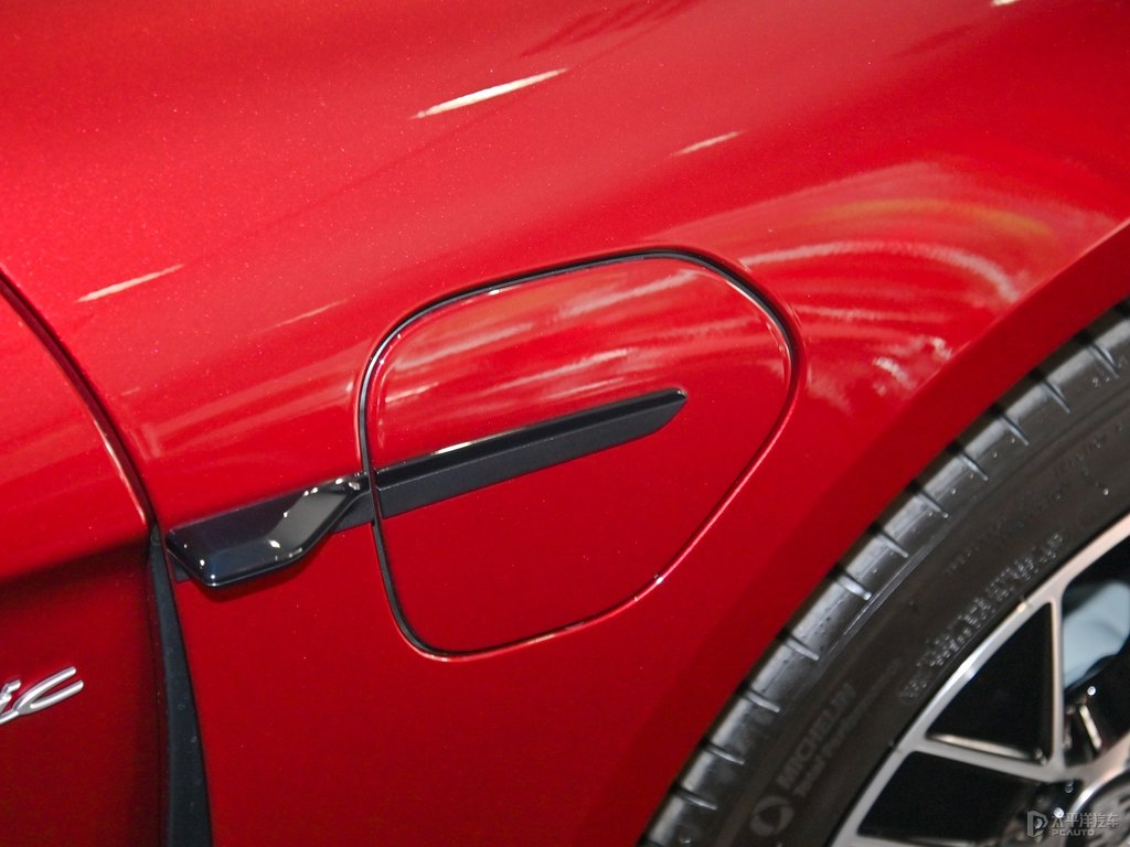 車?yán)遄蛹tTaycan車身外觀圖片