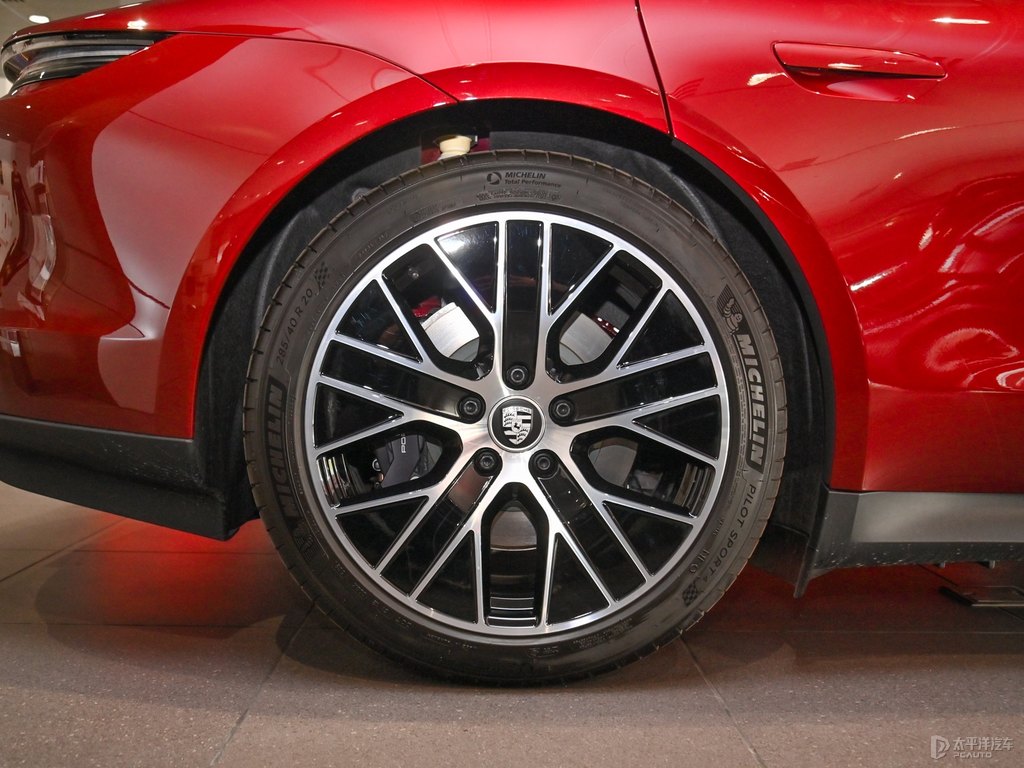 車(chē)?yán)遄蛹tTaycan車(chē)身外觀圖片