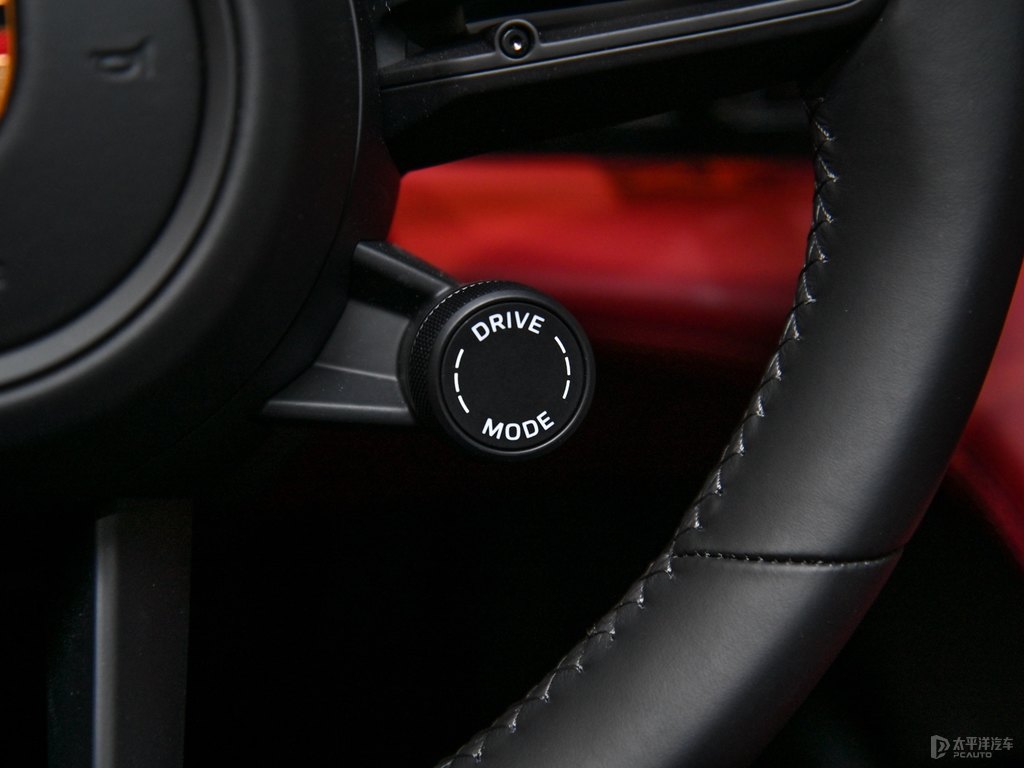 車?yán)遄蛹tTaycan中控內(nèi)飾圖片
