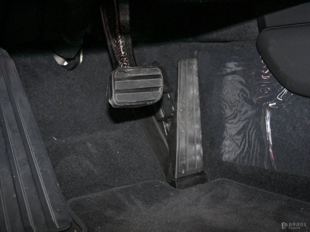 車?yán)遄蛹tTaycan中控內(nèi)飾圖片