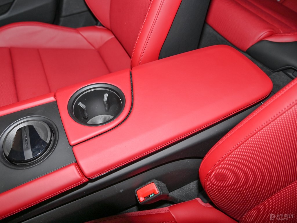 車(chē)?yán)遄蛹tTaycan座椅內(nèi)飾圖片