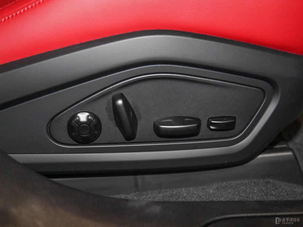 車?yán)遄蛹tTaycan座椅內(nèi)飾圖片